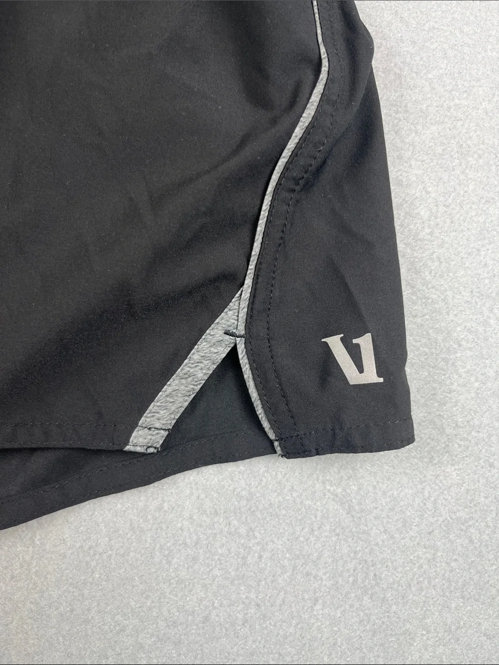 Vuori Trail Shorts 2.0 in Black/grey Size: medium